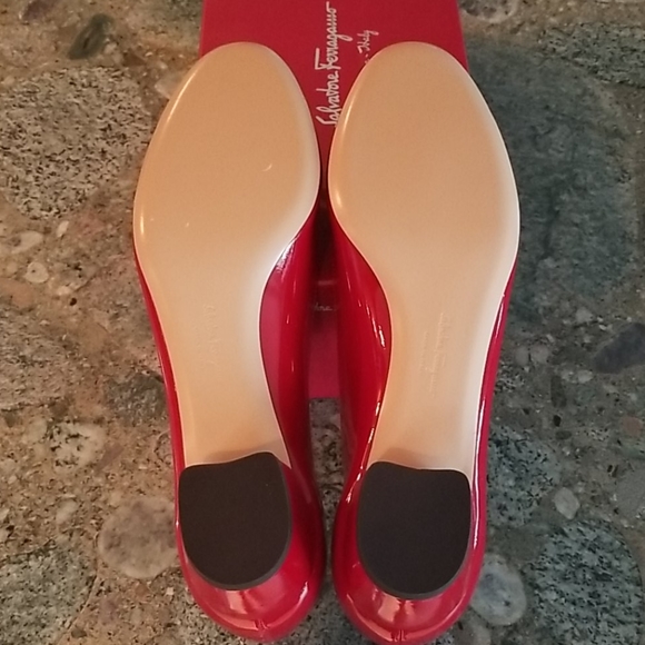 Stunning Red Classic Ferragamo Vara 1 Pump - Picture 8 of 8